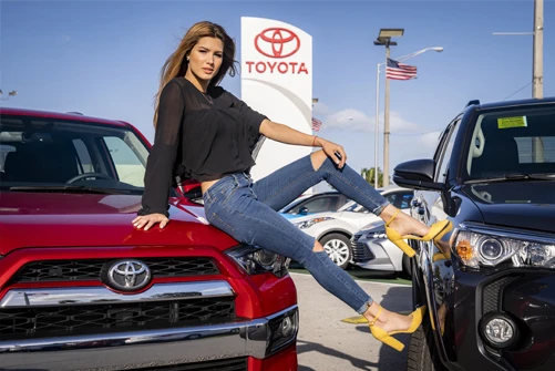 Moccai Films Music, Woman modeling